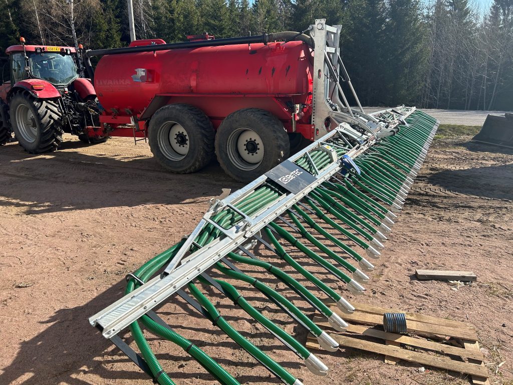 Betec L-Line 15m Maatilankoneen asentamana Livakan vaunuun ja levitettynä työasentoon